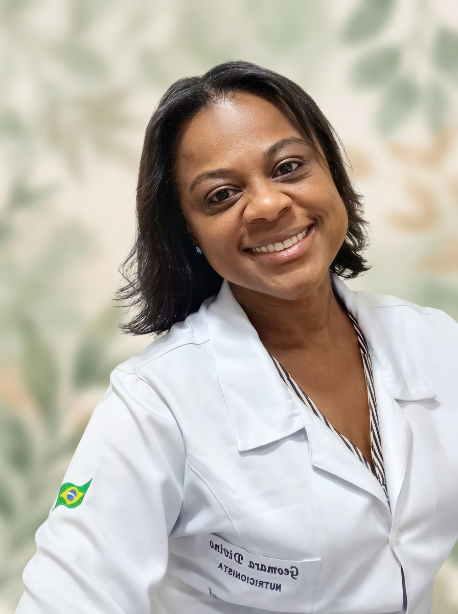 Geomara Divino, nutricionista CRN 98001, sorrindo em seu consultório
